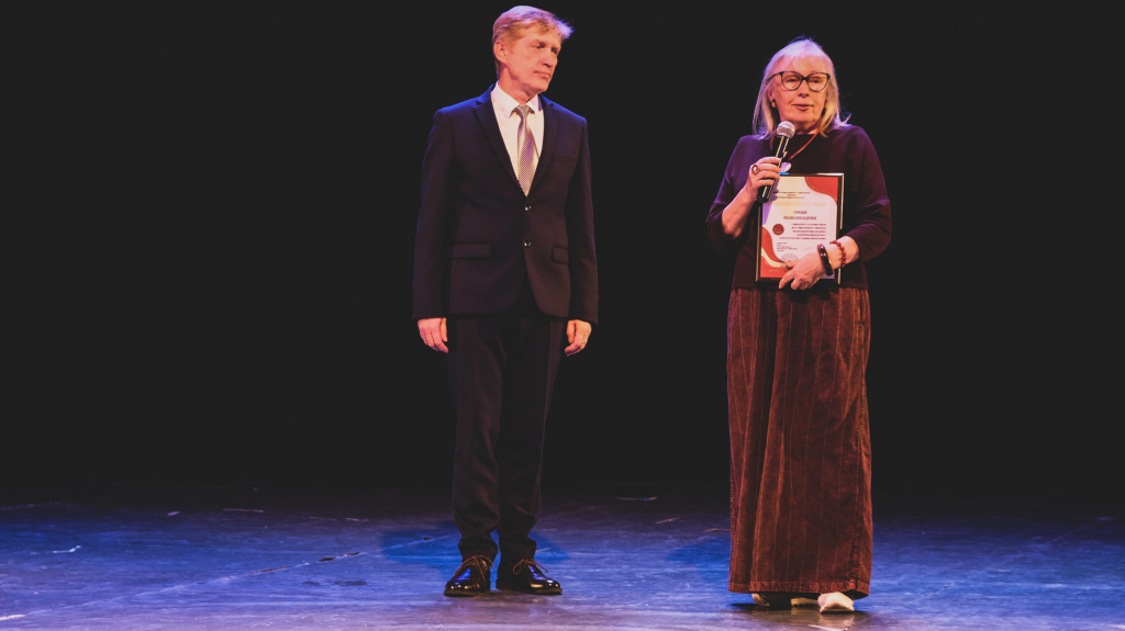 Награждение куратора проекта Сурковой