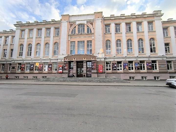 Фасады Донского театра драмы и комедии им. В. Комиссаржевской украсили яркие баннеры